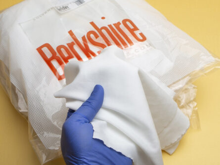 MicroSeal SuperSorb 9 x9 Cleanroom Wipe Application